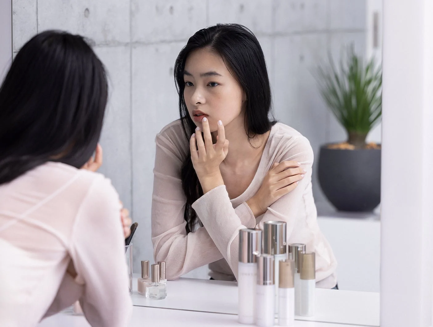 鏡で確認する女性