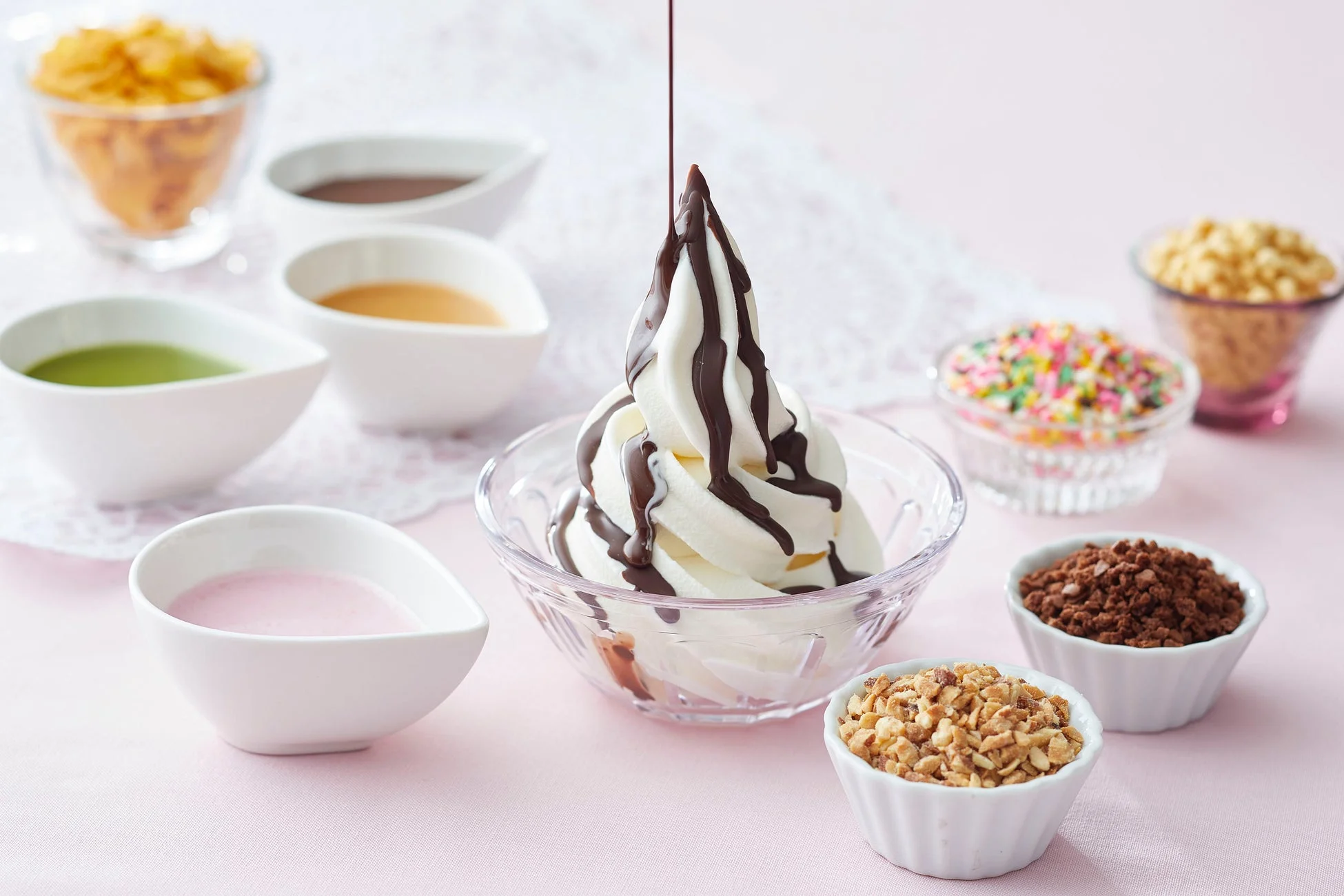 チョコレートソースがたっぷりかかったソフトクリーム