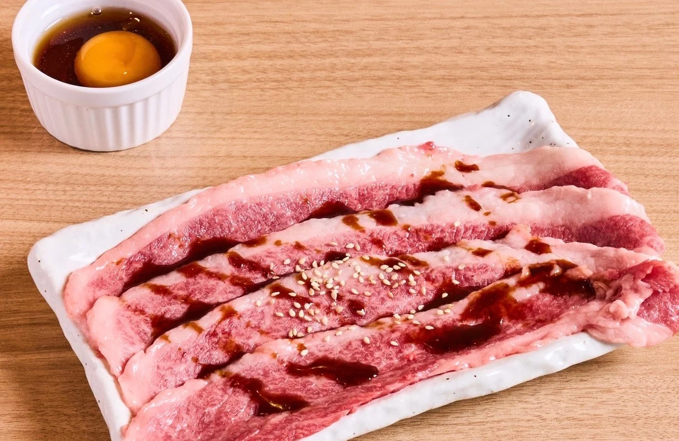 皿に盛られた生肉と卵黄入りのつけダレ
