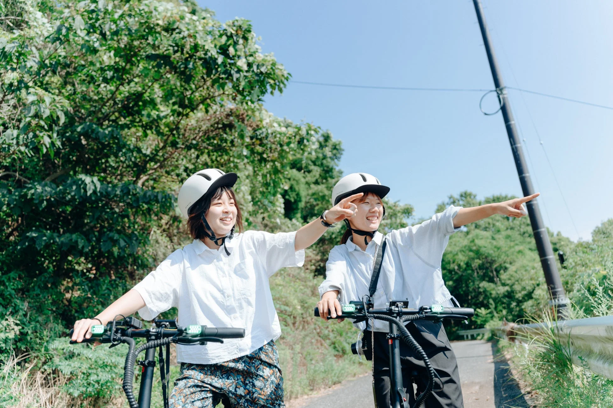 電動スクーターに乗る女性二人