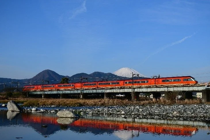 富士山を背景に橋を渡るロマンスカー