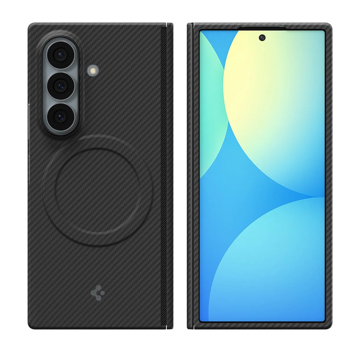 黒いカーボンファイバー調のケースに収められた折りたたみスマートフォンが、背面と前面から写されています。背面にはトリプルカメラとMagSafe対応の磁気リングがあり、前面ディスプレイには抽象的な青と黄色の模様が表示されています。