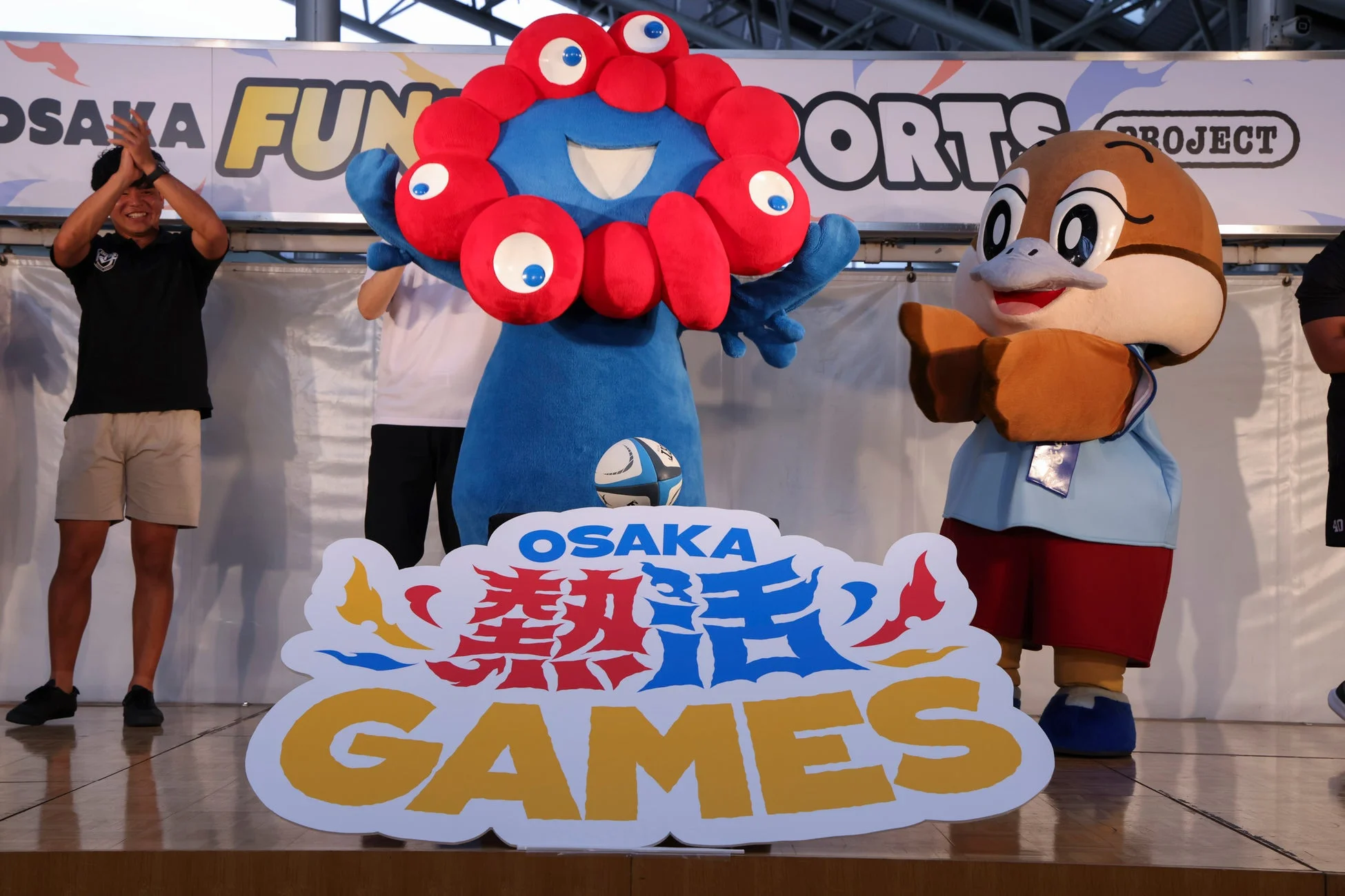 イベントステージで盛り上がる様子