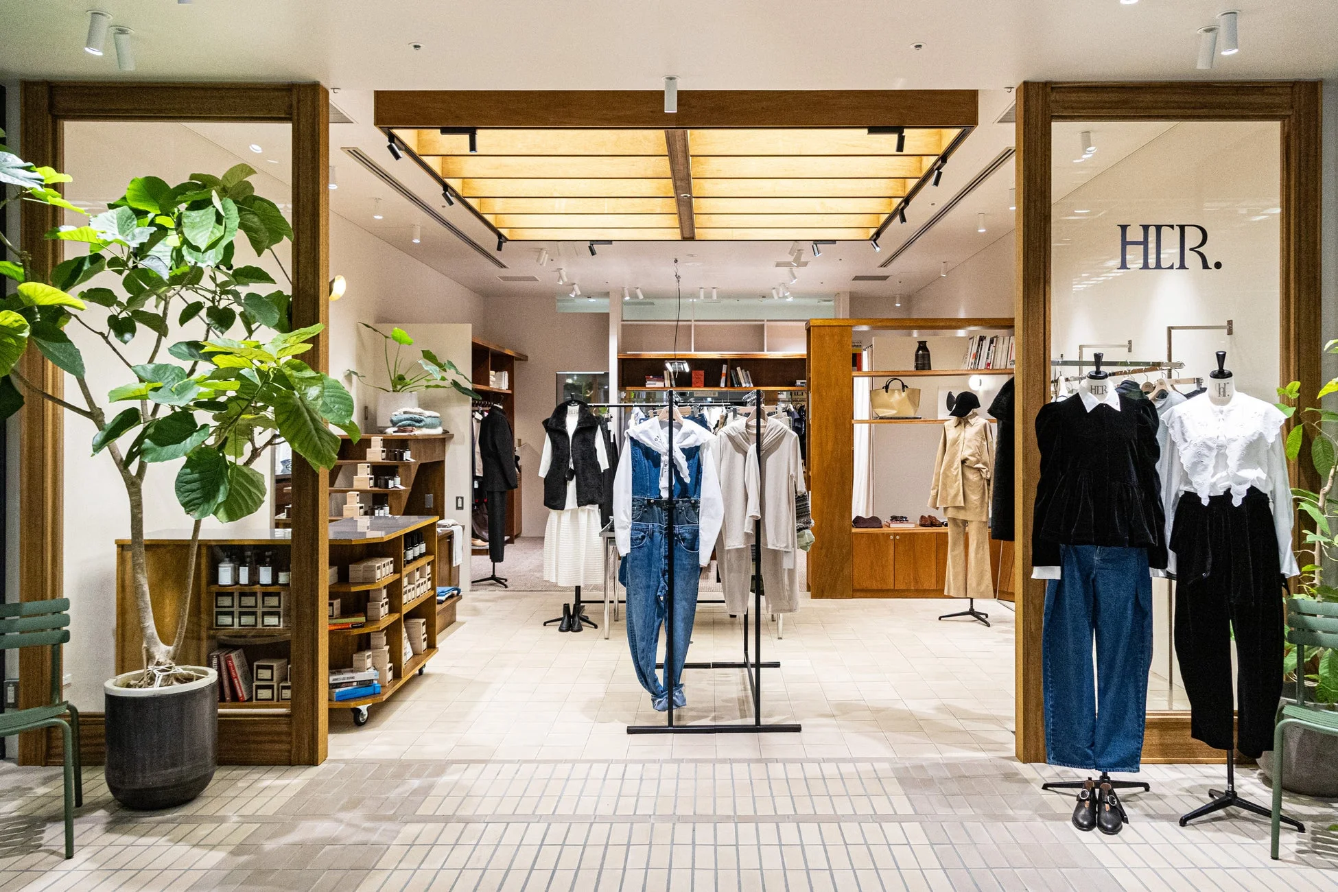 HER. NEWoMan新宿店