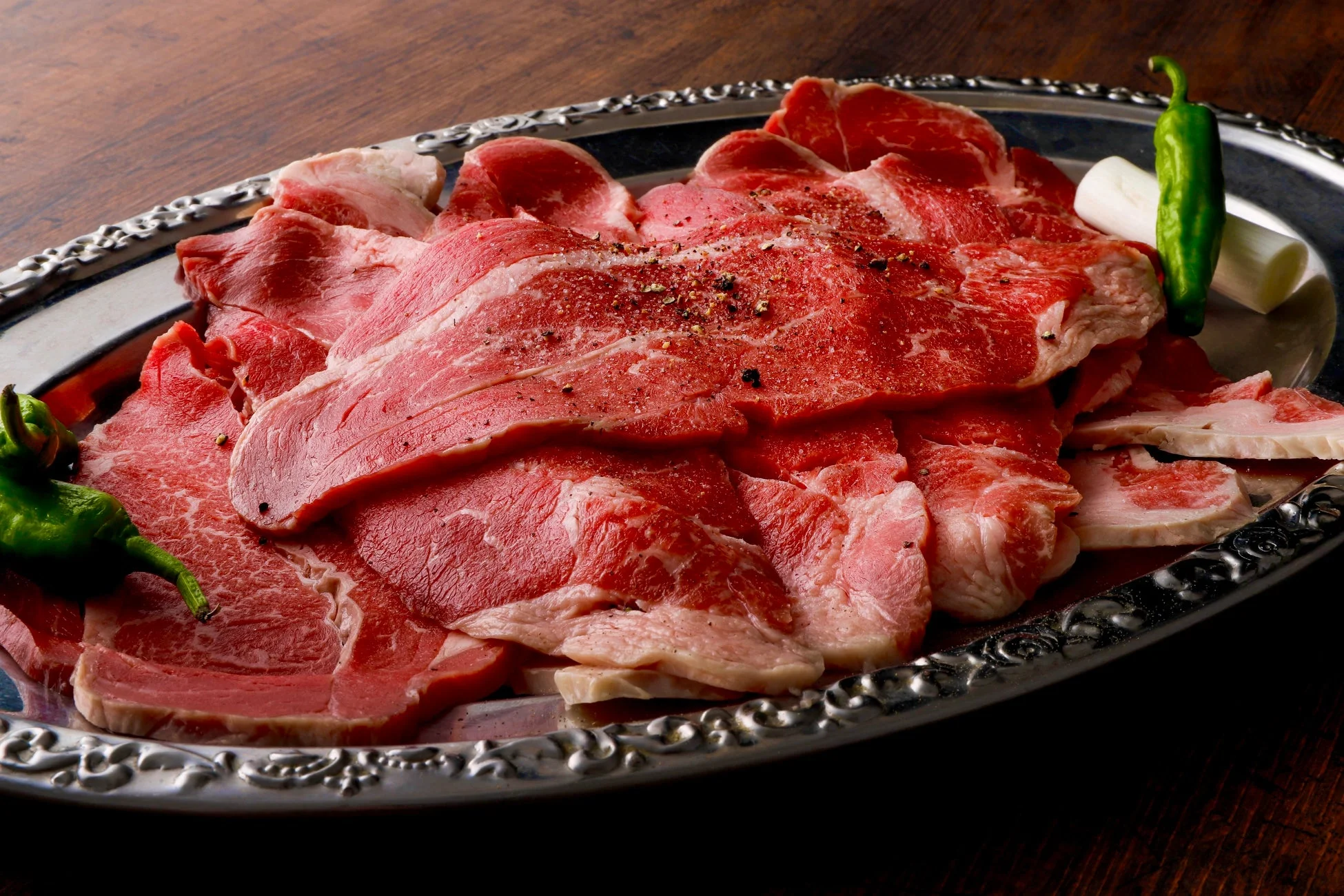 新鮮な薄切り生肉の画像