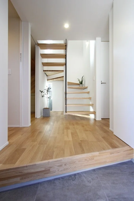 明るくモダンな住宅のインテリア