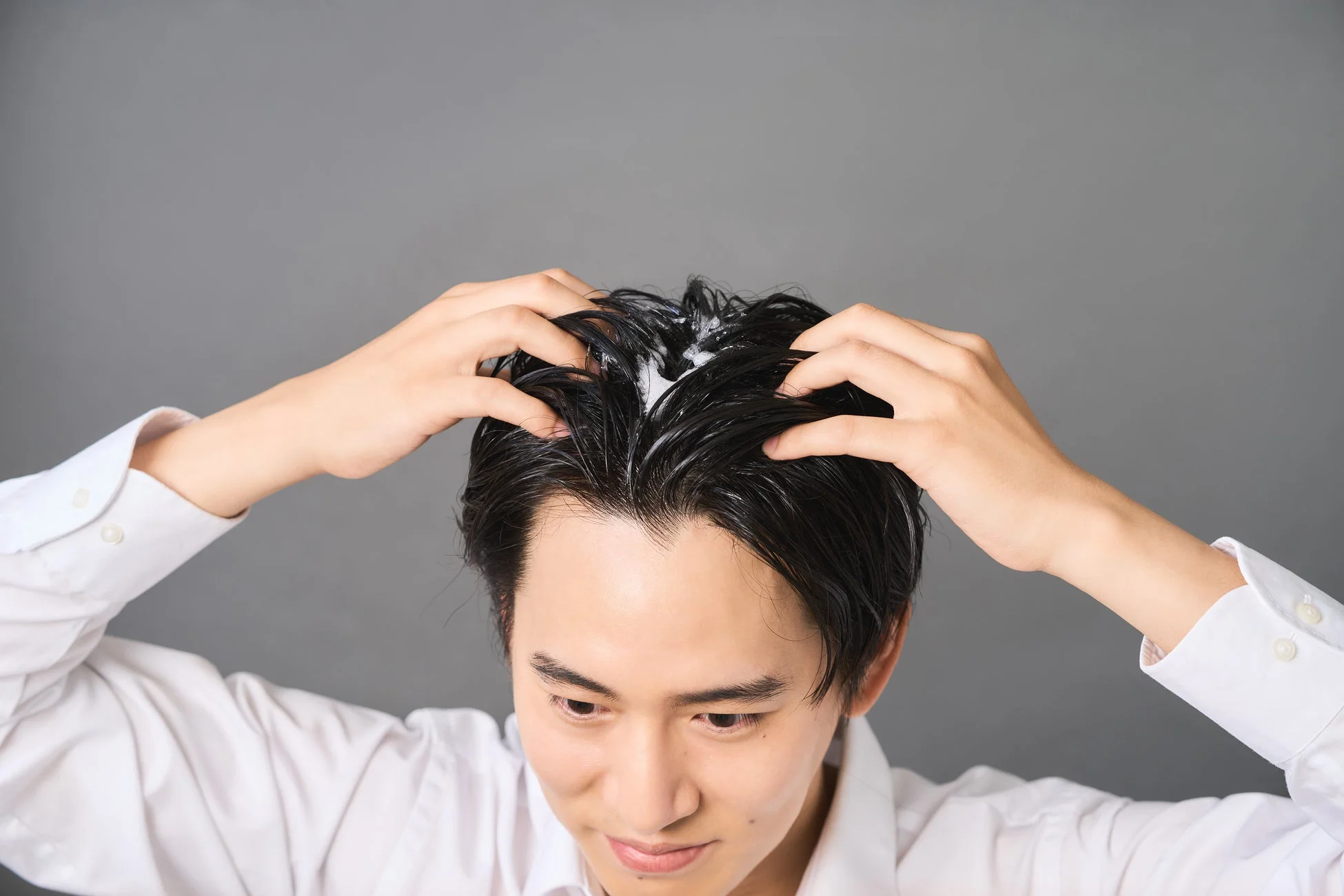 炭酸ボリュームアップケンザンを頭皮に馴染ませる
