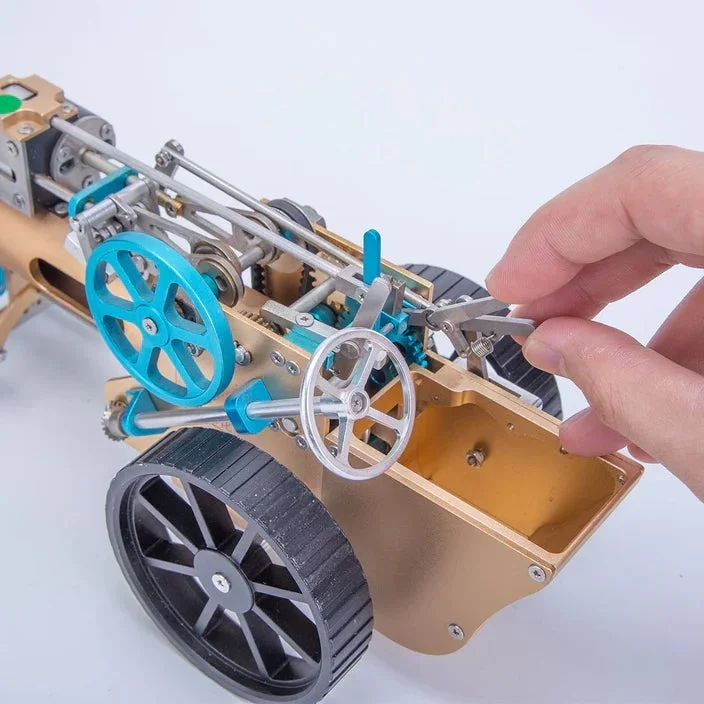 組み立て中の蒸気自動車模型