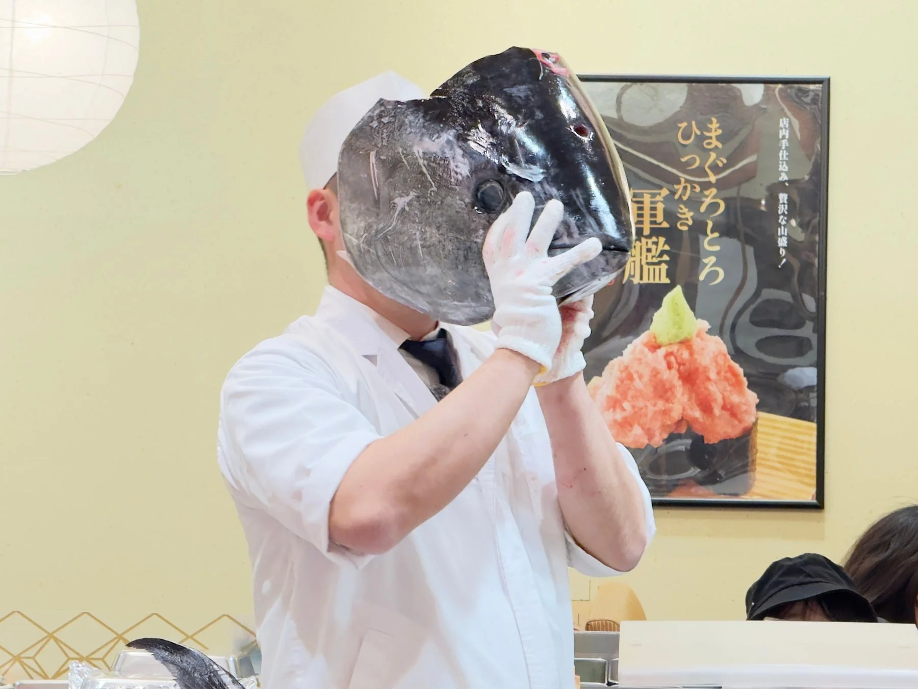 マグロの頭を持つ職人