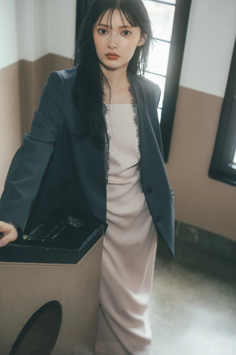 ジャケットとスリップドレスの上品な組み合わせ