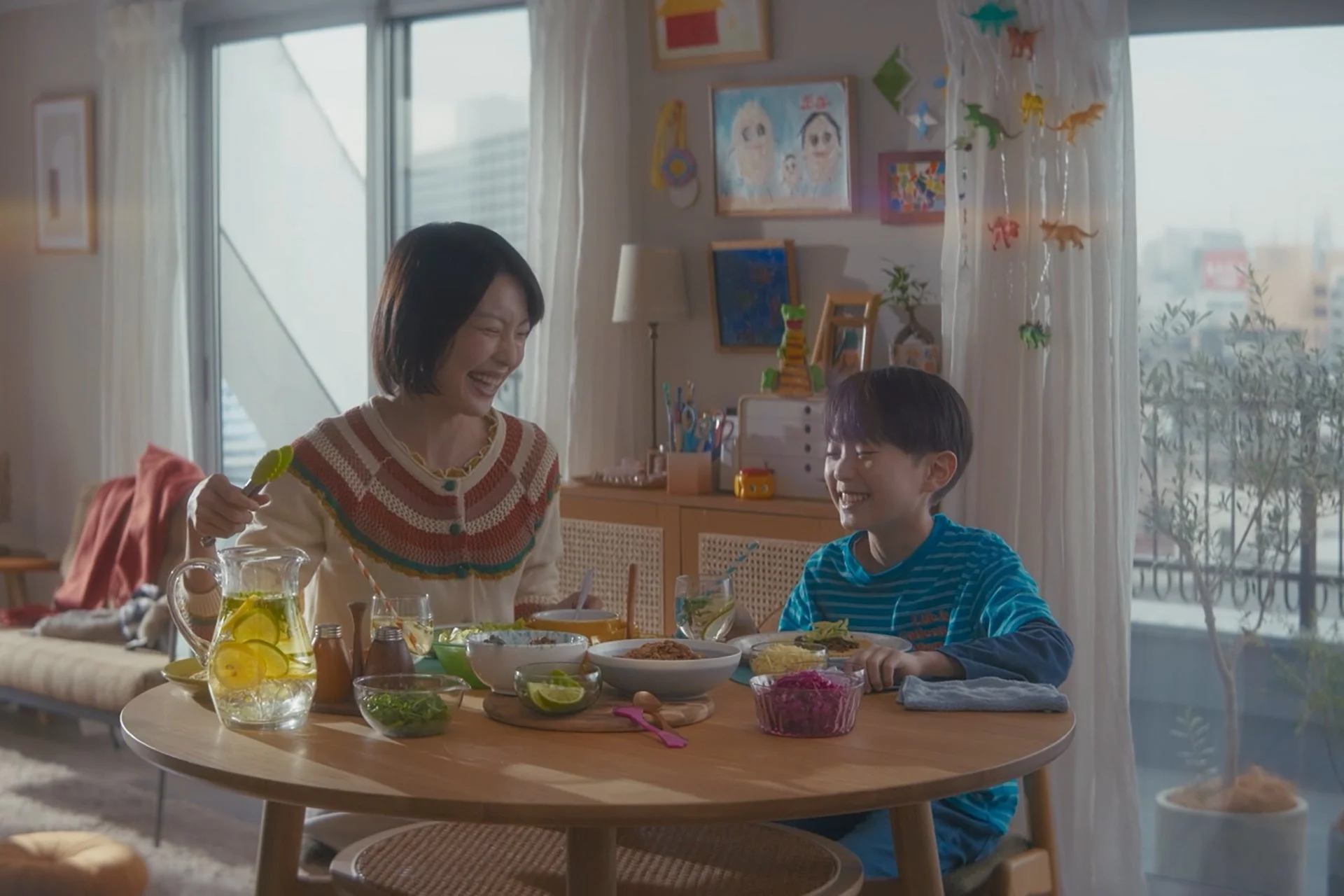 笑顔で食事をする家族