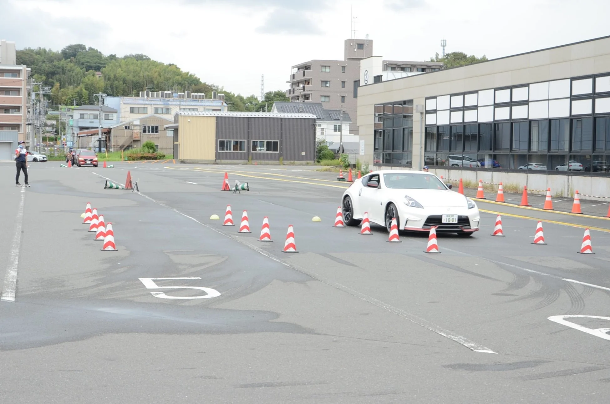 白いスポーツカーが急ブレーキをかけている様子