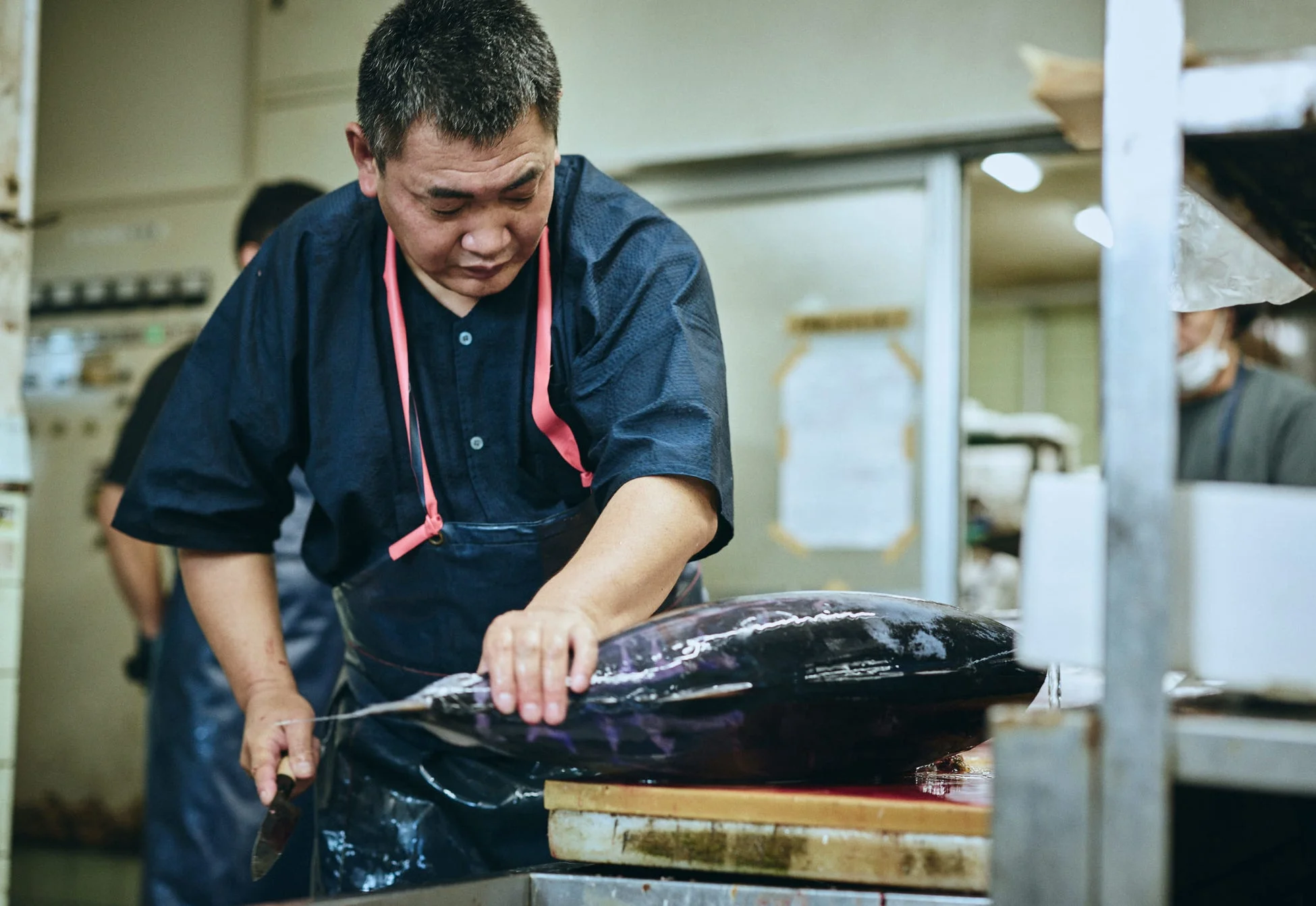 マグロを解体する様子
