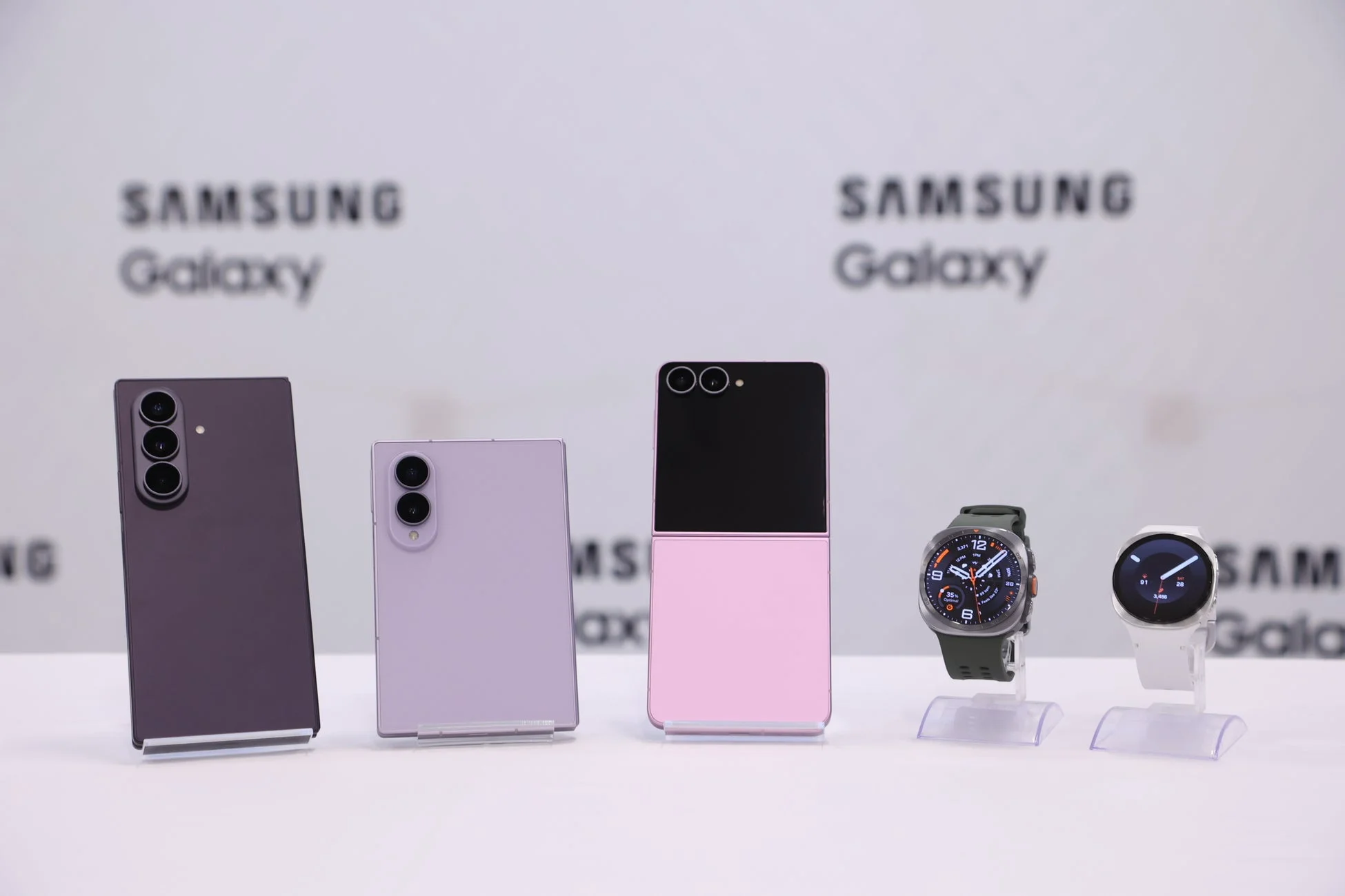 Samsung Galaxy Zシリーズのスマートフォンとスマートウォッチの展示