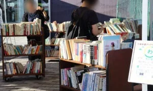 屋外ブックマーケットの様子