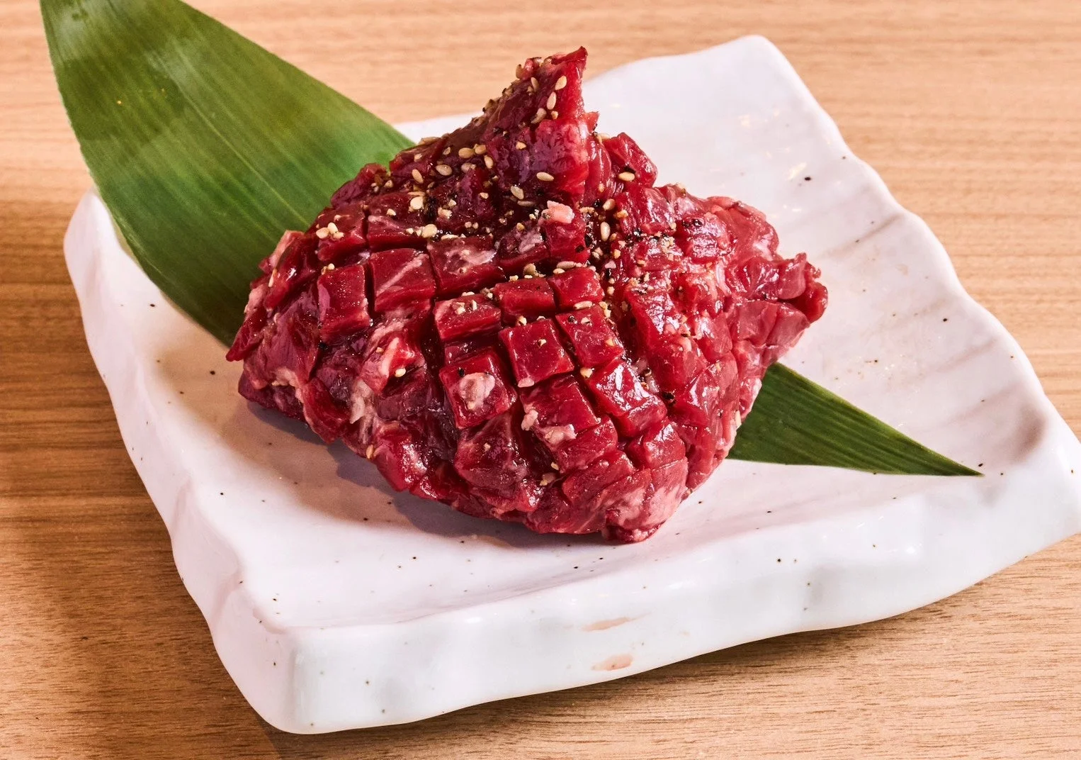 網目状に切れ込みが入った赤身の肉