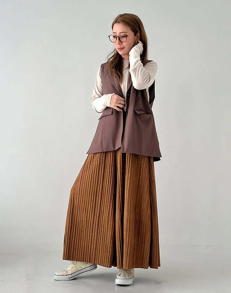 女性、ファッション、コーディネート、ベスト、プリーツパンツ、ワイドパンツ、ブラウン、ベージュ、大人カジュアル、カジュアル、きれいめカジュアル、秋コーデ、眼鏡、スニーカー、リラックススタイル