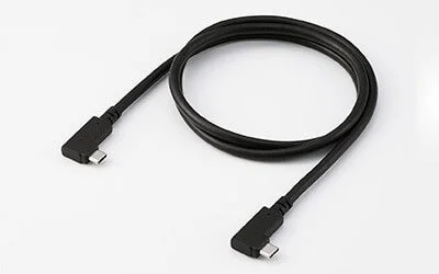白い背景に置かれた黒いケーブルで、両端にL字型のUSB-Cコネクタが付いています。