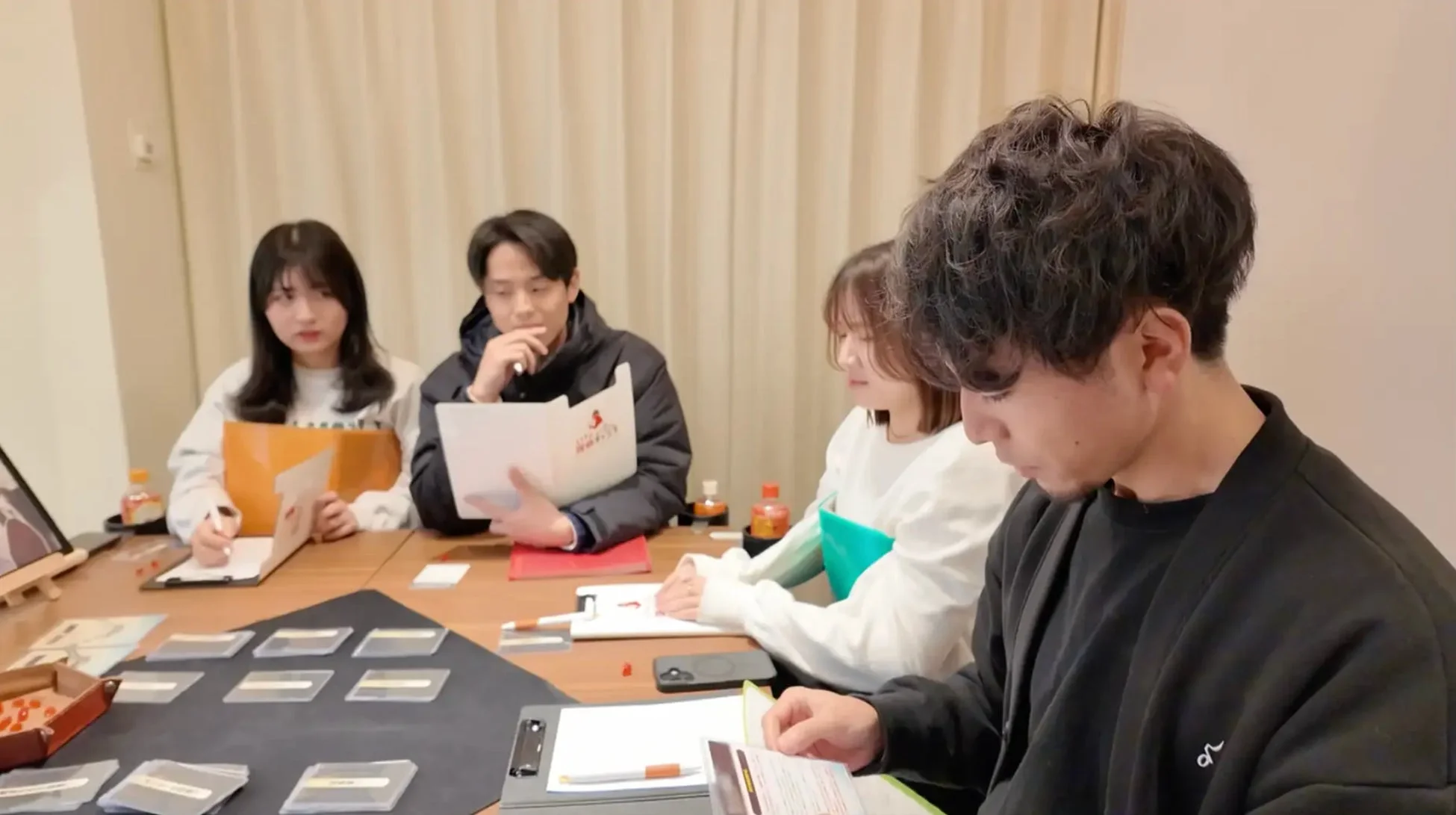 テーブルを囲む若者