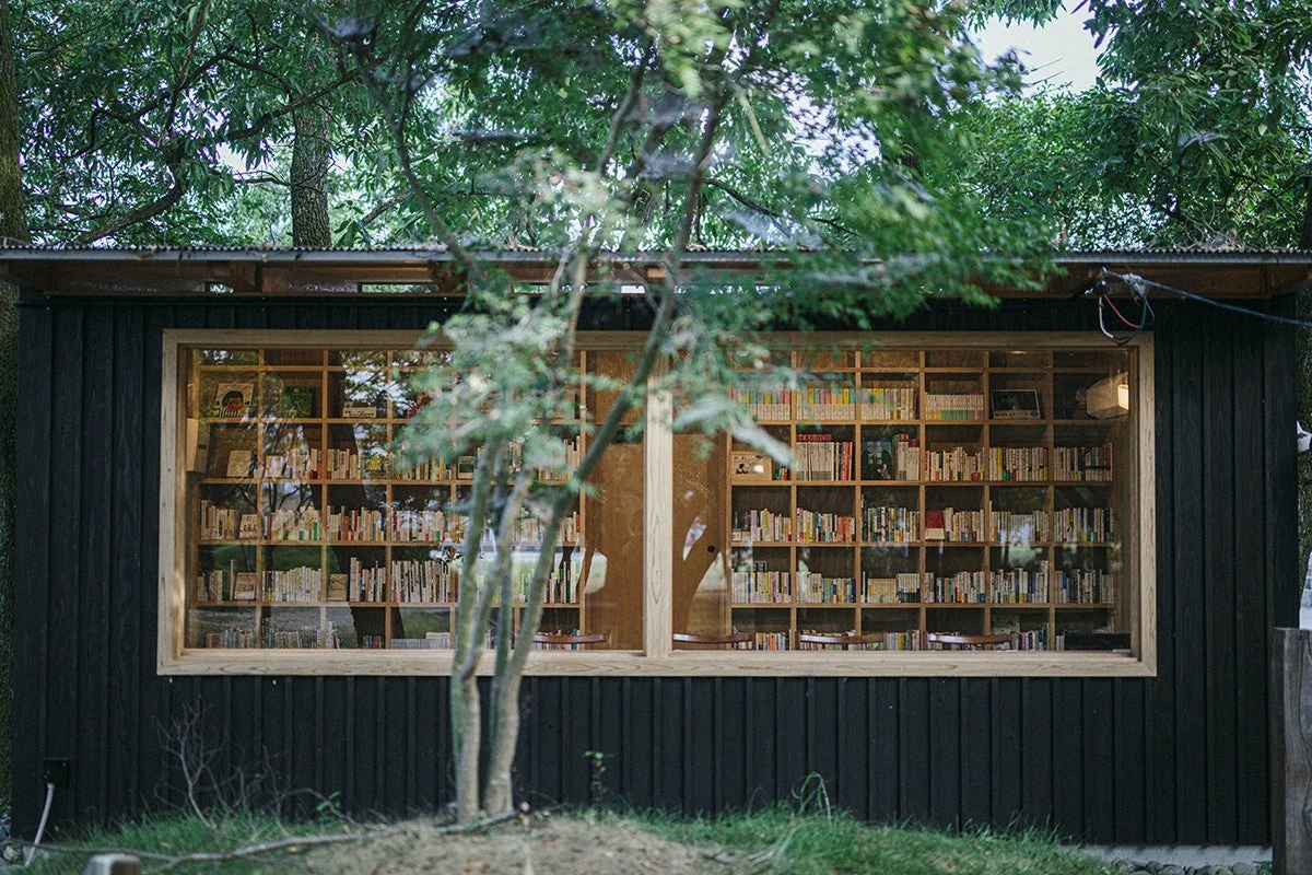 図書室の外観、窓から本が見える
