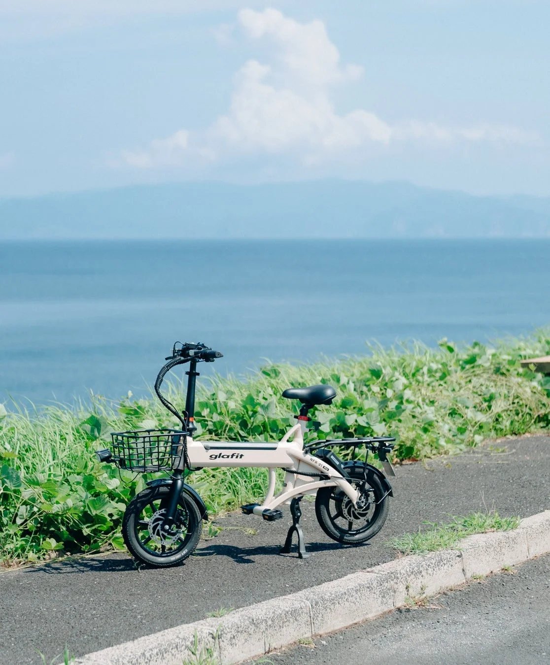 海辺に電動サイクル