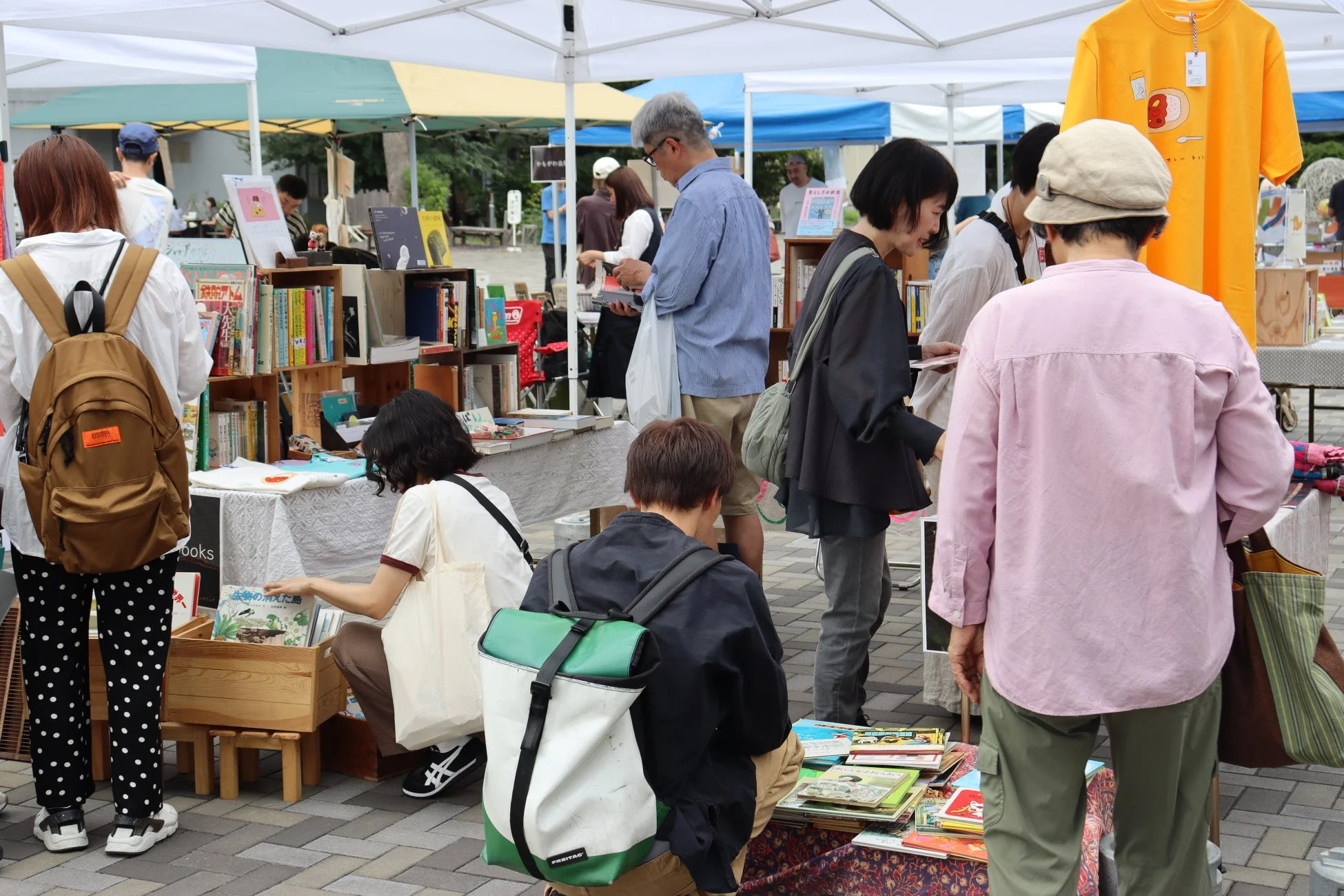 屋外のブックフェアの様子