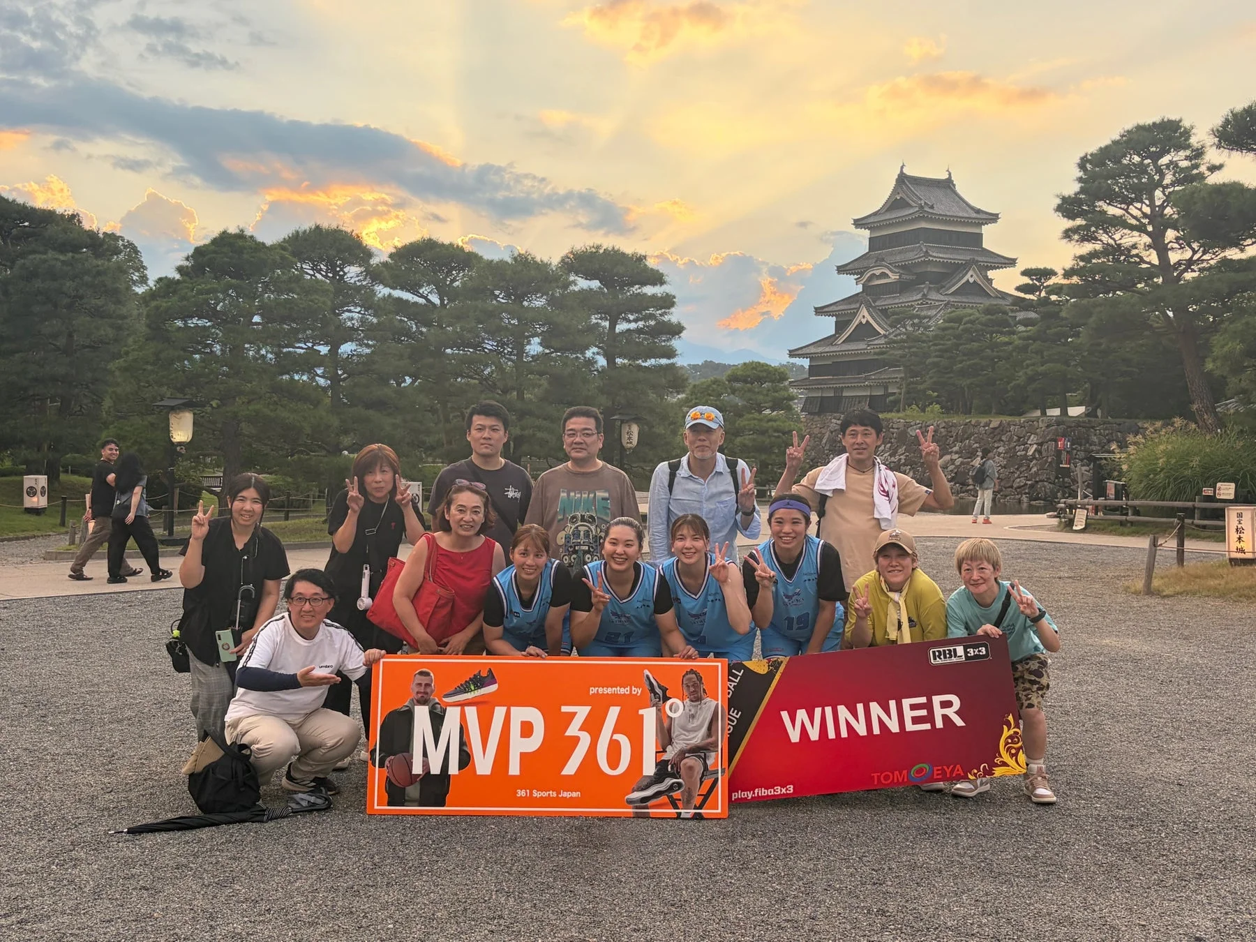 夕焼けの松本城を背景に優勝を喜ぶCHIBA SKY WINGSの選手たち