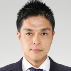 スーツを着用し、短髪の男性の顔写真