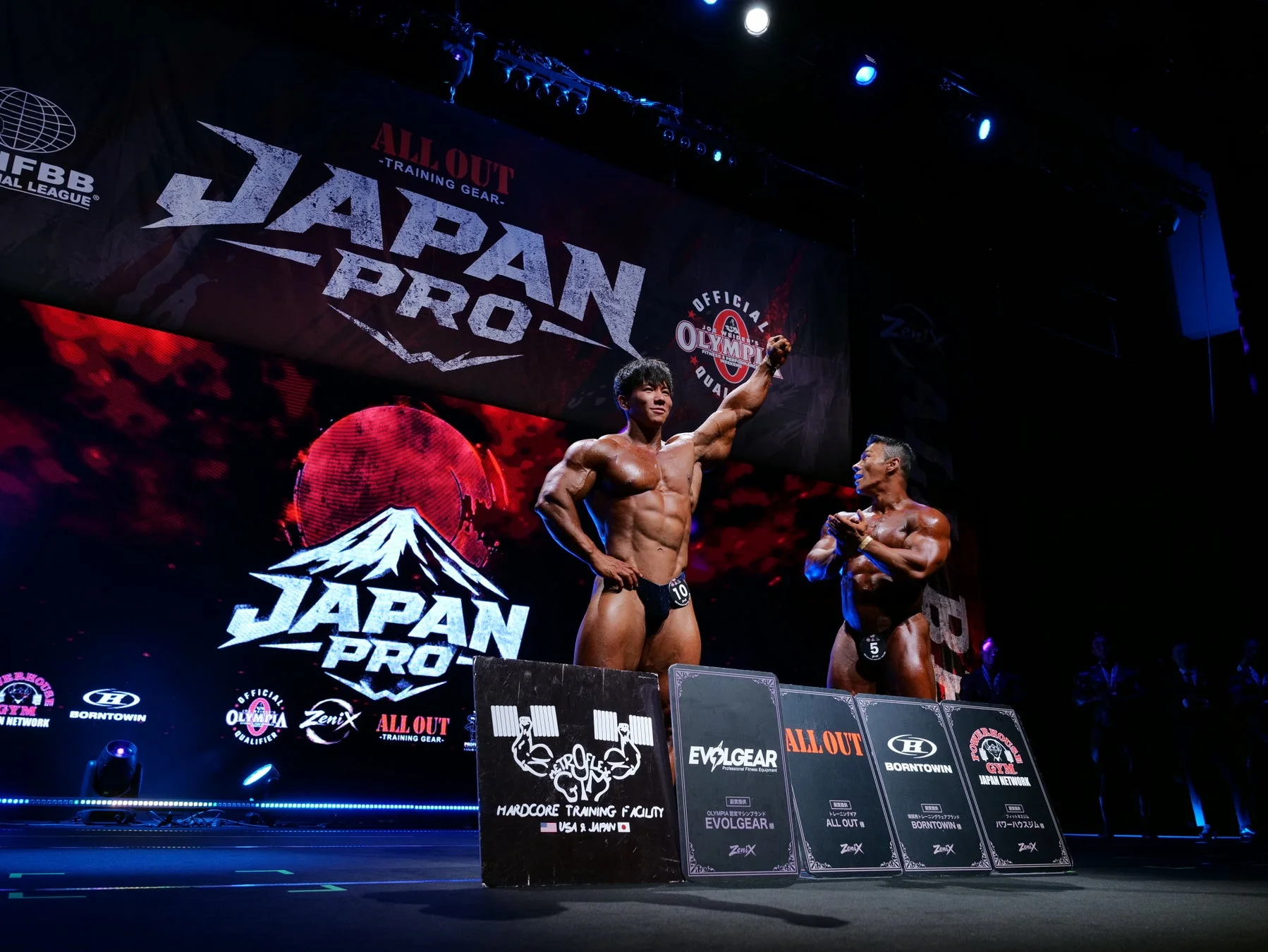 ボディビル大会のステージでポージングする選手たち