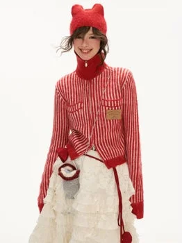 女性、ファッション、ニット帽、赤、白、ストライプ、レーススカート、冬服、ポートレート、笑顔、若い女性、カジュアル