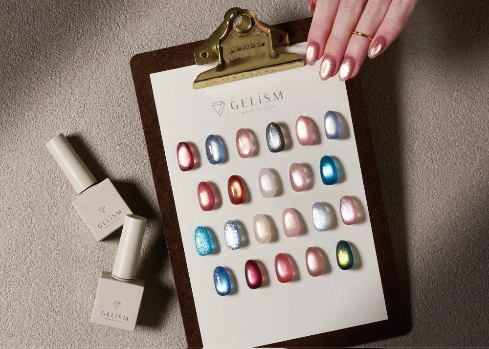 GELiSMのジェルネイルカラーチャートとボトル