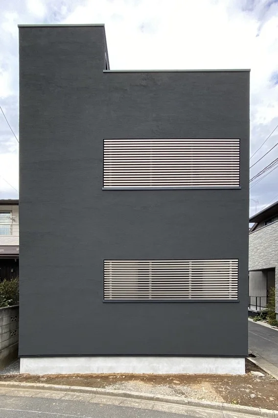 モダンな住宅のルーバー窓