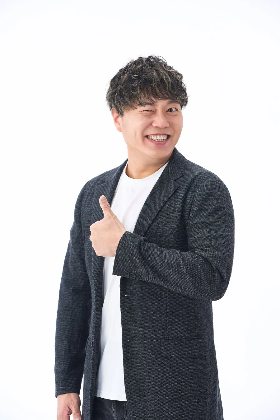 笑顔でウィンクしながらサムズアップするエハラマサヒロさん