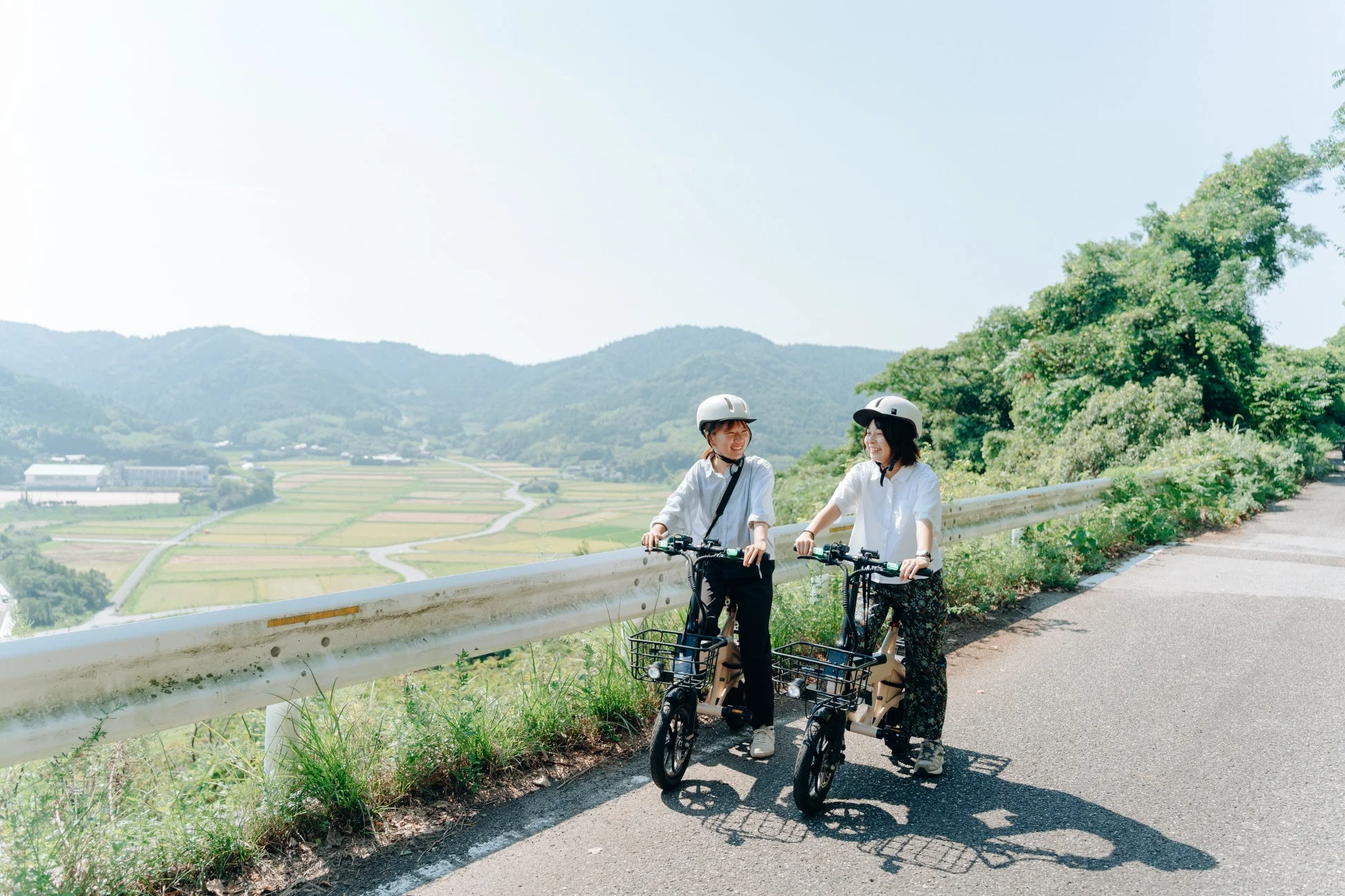 山道を走る電動サイクル