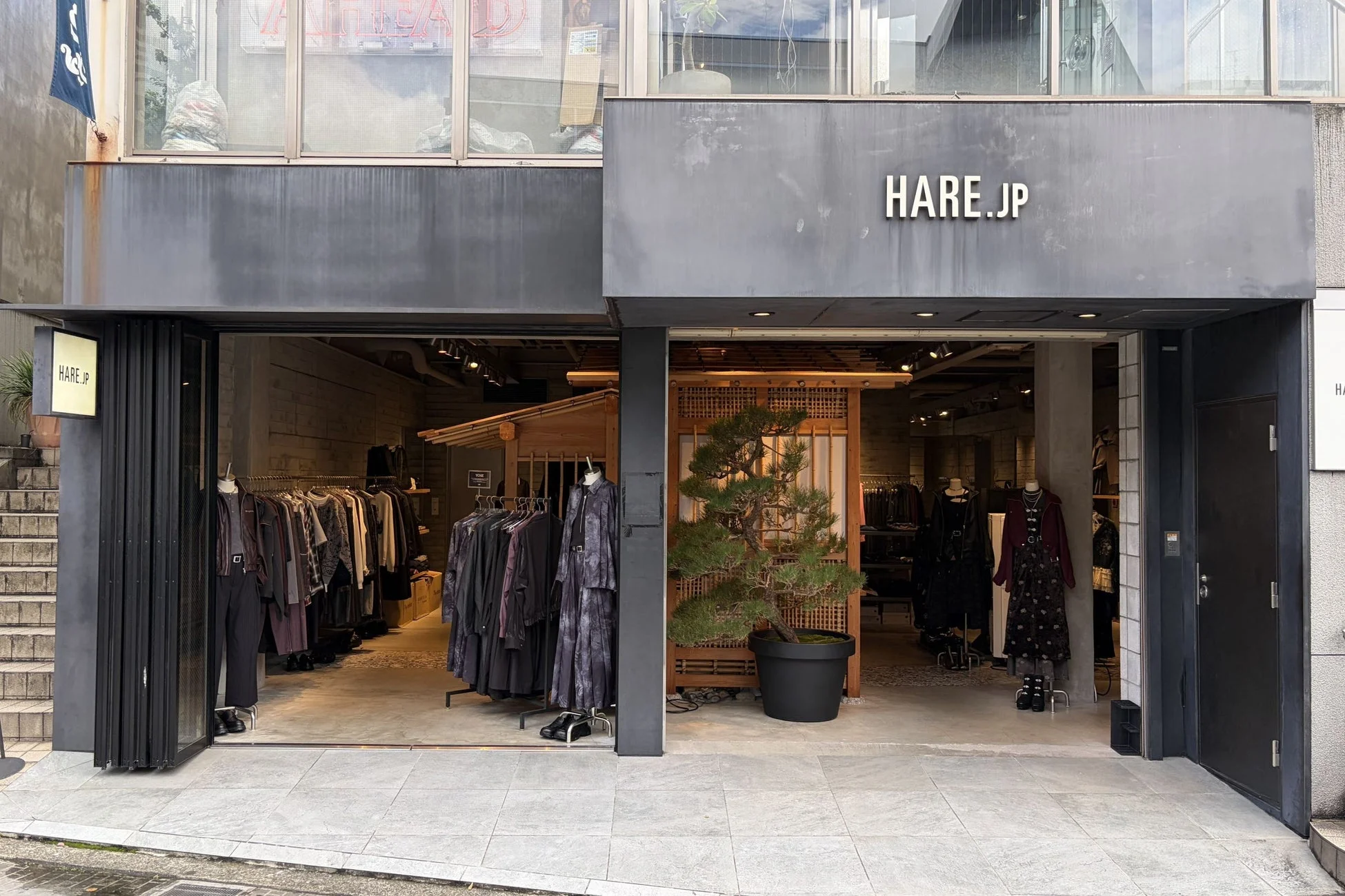 HARE.JPのモダンな店舗外観