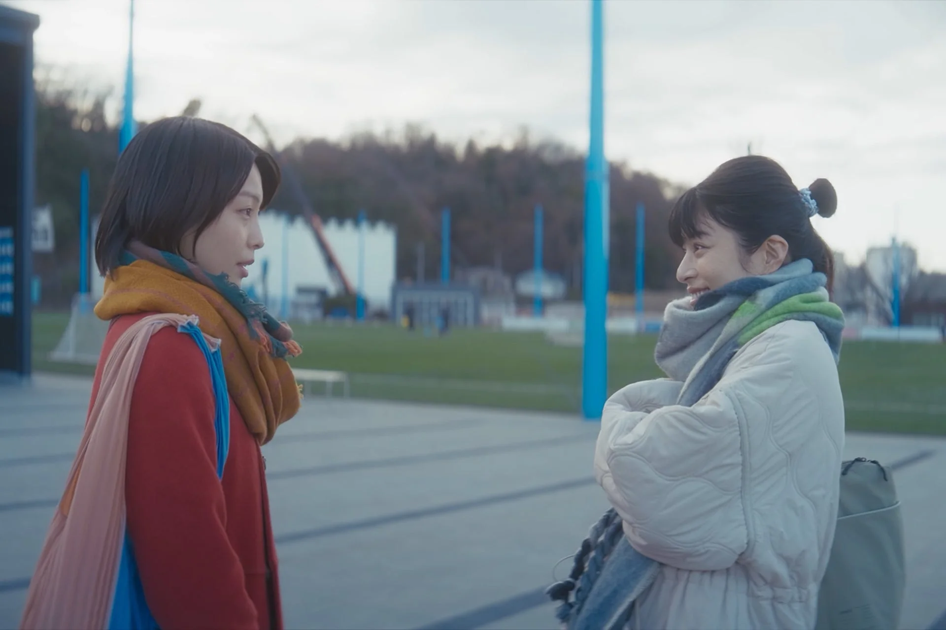屋外で会話する女性二人
