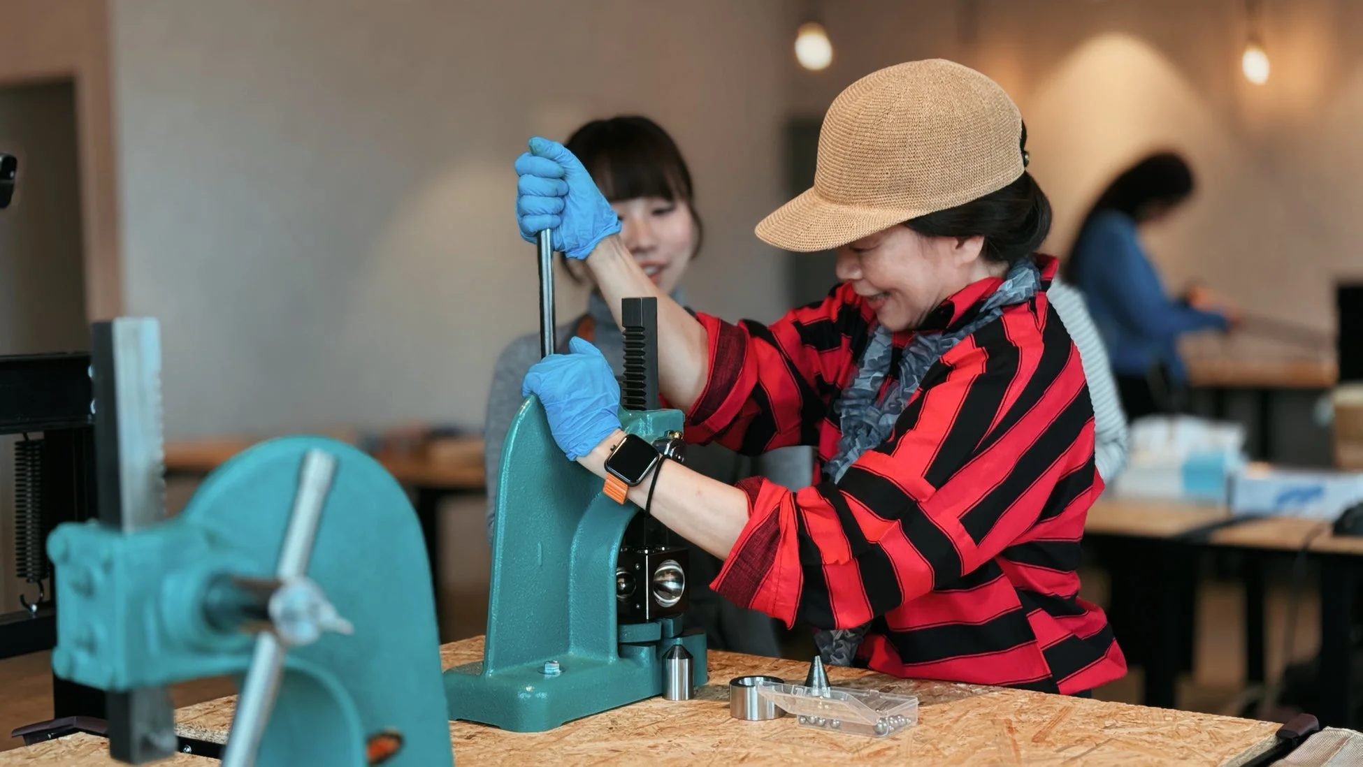 プレス機を操作する女性