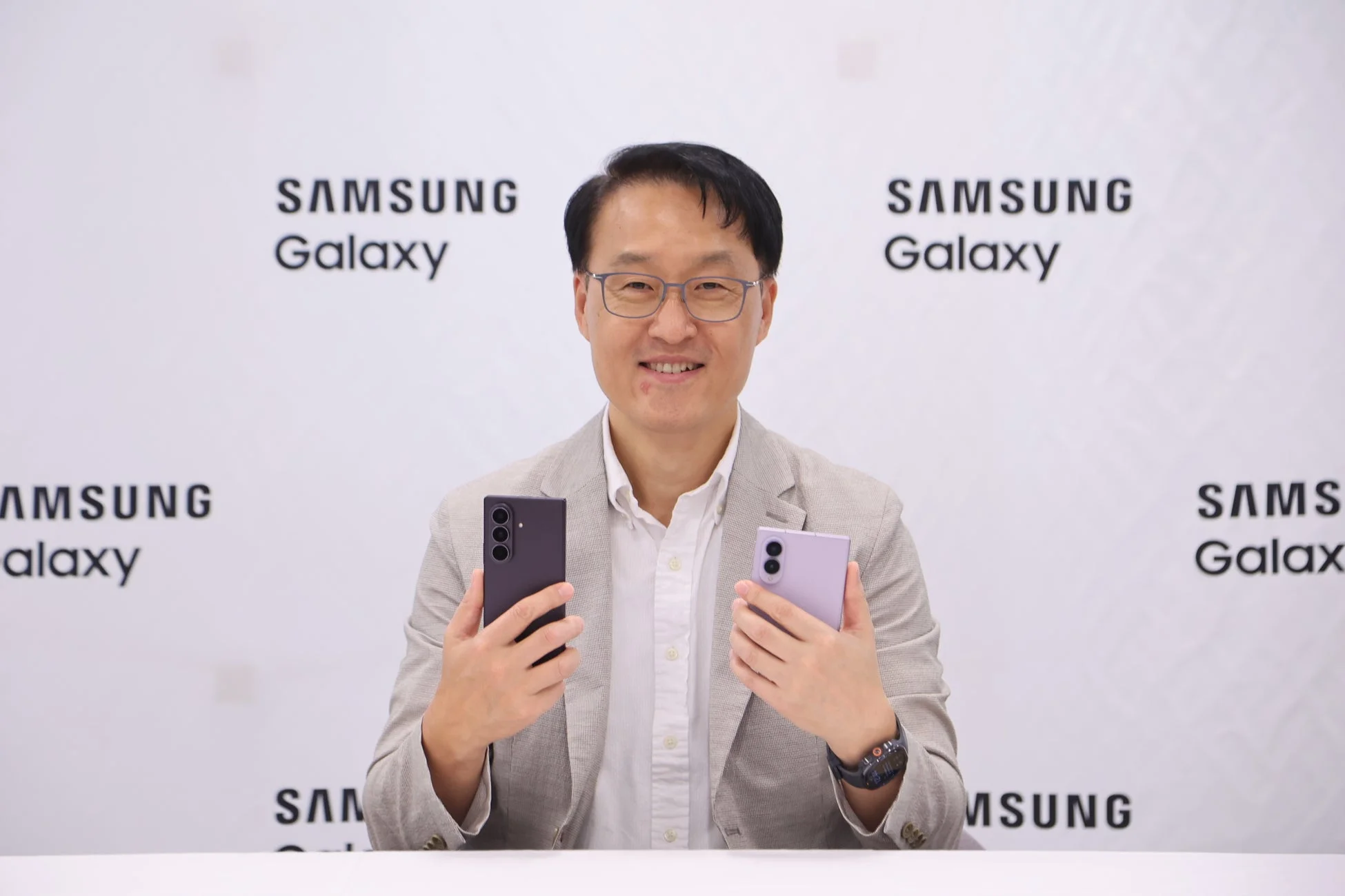 Samsung Galaxyのプレゼンテーションをするヤン・ビョンドク副社長